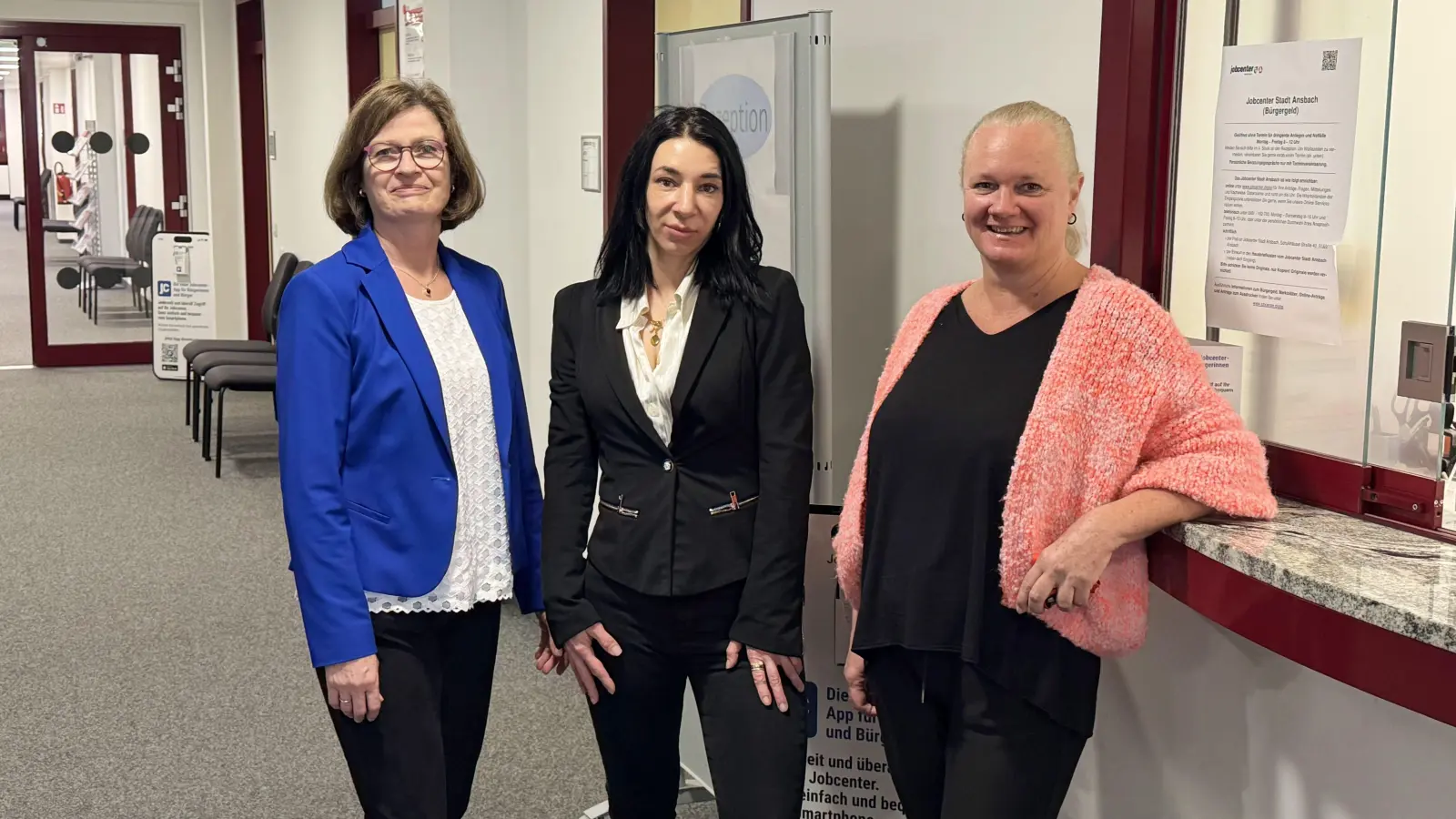 Thema ist das Angebot „Kajak – Coaching für Bedarfsgemeinschaften“. Die Geschäftsführerin des Jobcenters Stadt Ansbach, Gabriele Lender-Mieke, tauscht sich mit der ehemaligen Teilnehmerin Krystyna Kurilová und Coachin Michaela Besendörfer aus (von links). (Foto: Oliver Herbst)