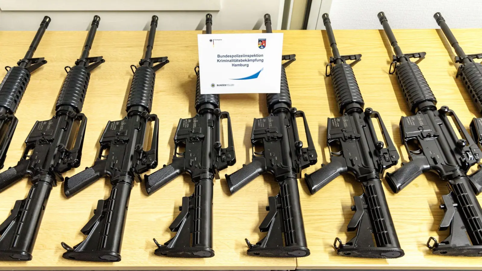 Sichergestellte Schusswaffen aus dem Diebstahl werden in Hamburg präsentiert. (Foto: Markus Scholz/dpa)