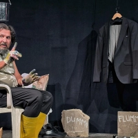 Levent Özdil in seinem Solostück „Erst wenn der Hahn kräht” (Foto: Nicole Paskow)