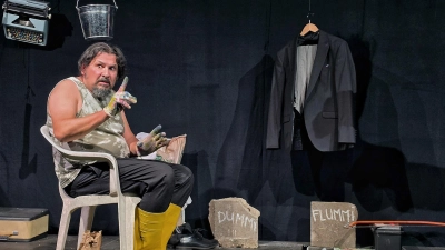 Levent Özdil in seinem Solostück „Erst wenn der Hahn kräht” (Foto: Nicole Paskow)
