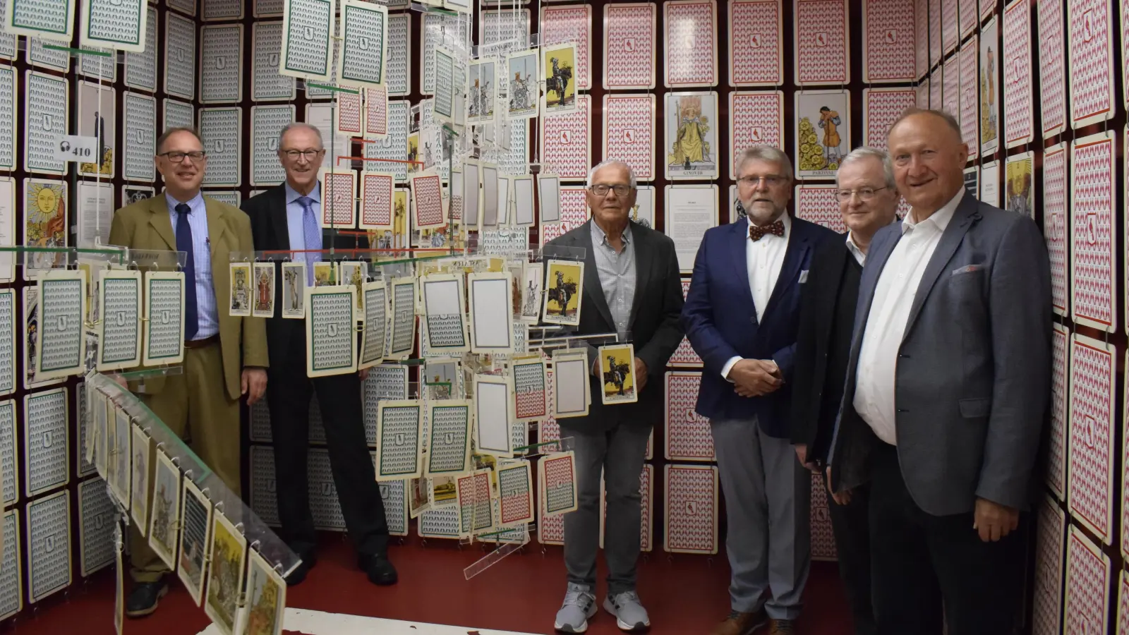 Im begehbaren Familienmobile des Museums schwelgten (von rechts) Johann Seitz, Dr. Hartmut Beck, Oskar Geidner, Siegfried Schneider und Bürgermeister a.D. Anton Seitz vom Gründungsteam des Museums sowie Bürgermeister Michael Dörr (links) in Erinnerungen. (Foto: Christina Özbek)