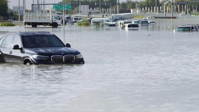 Fahrzeuge stehen verlassen im Hochwasser auf einer Hauptstraße in Dubai. (Foto: Jon Gambrell/AP/dpa)