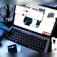 Bestellungen aus Ländern außerhalb der EU werden durch neue Zollgebühren spürbar teurer, was Käuferinnen und Käufer beim nächsten Online-Einkauf direkt im Geldbeutel trifft. (Foto: Sina Schuldt/dpa/dpa-tmn)