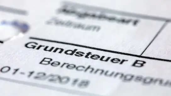 Die Grundsteuer muss neu berechnet werden. Dafür müssen Grundstücksbesitzer ab Juli bis Oktober eine zusätzliche Steuererklärung abgeben. (Foto: Jens Büttner/zb/dpa)