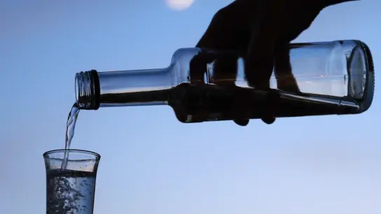 Ein Mann gießt hochprozentigen Alkohol in ein Glas. (Symbolbild) (Foto: Soeren Stache/dpa-Zentralbild/ZB)