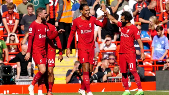 Die Spieler vom FC Liverpool feiern den Treffer von Virgil van Dijk (M) zum 5:0. (Foto: Peter Byrne/PA Wire/dpa)