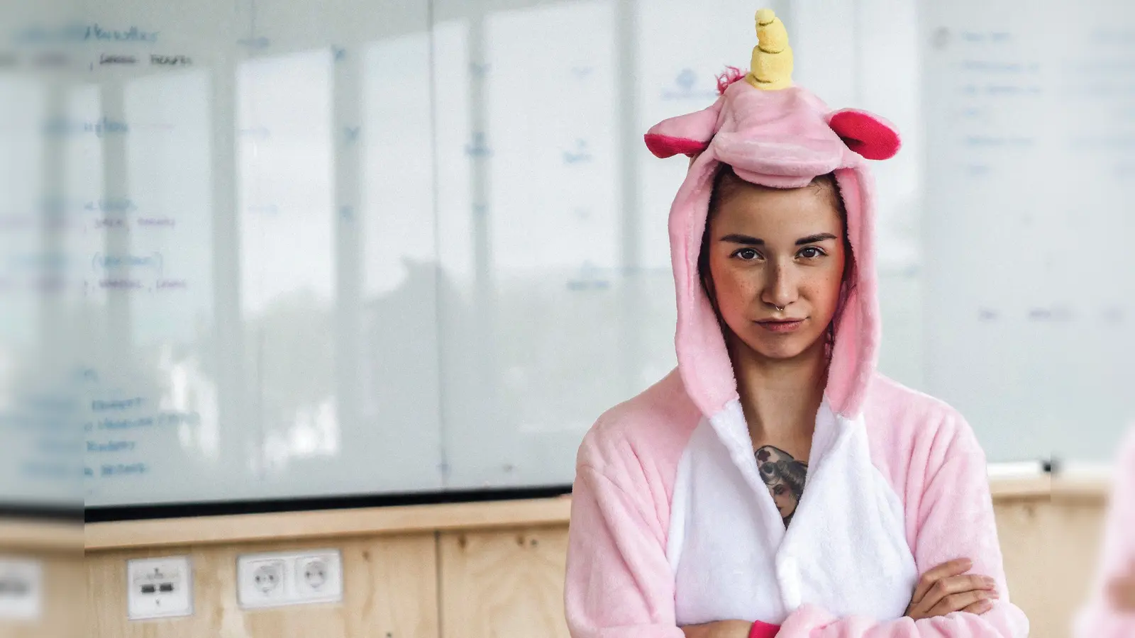 Kollegin Einhorn, bitte übernehmen Sie! Der Chef darf bei berechtigtem Interesse ein Kostüm anordnen. (Foto: Richárd Bellevue/Westend61/dpa-tmn)