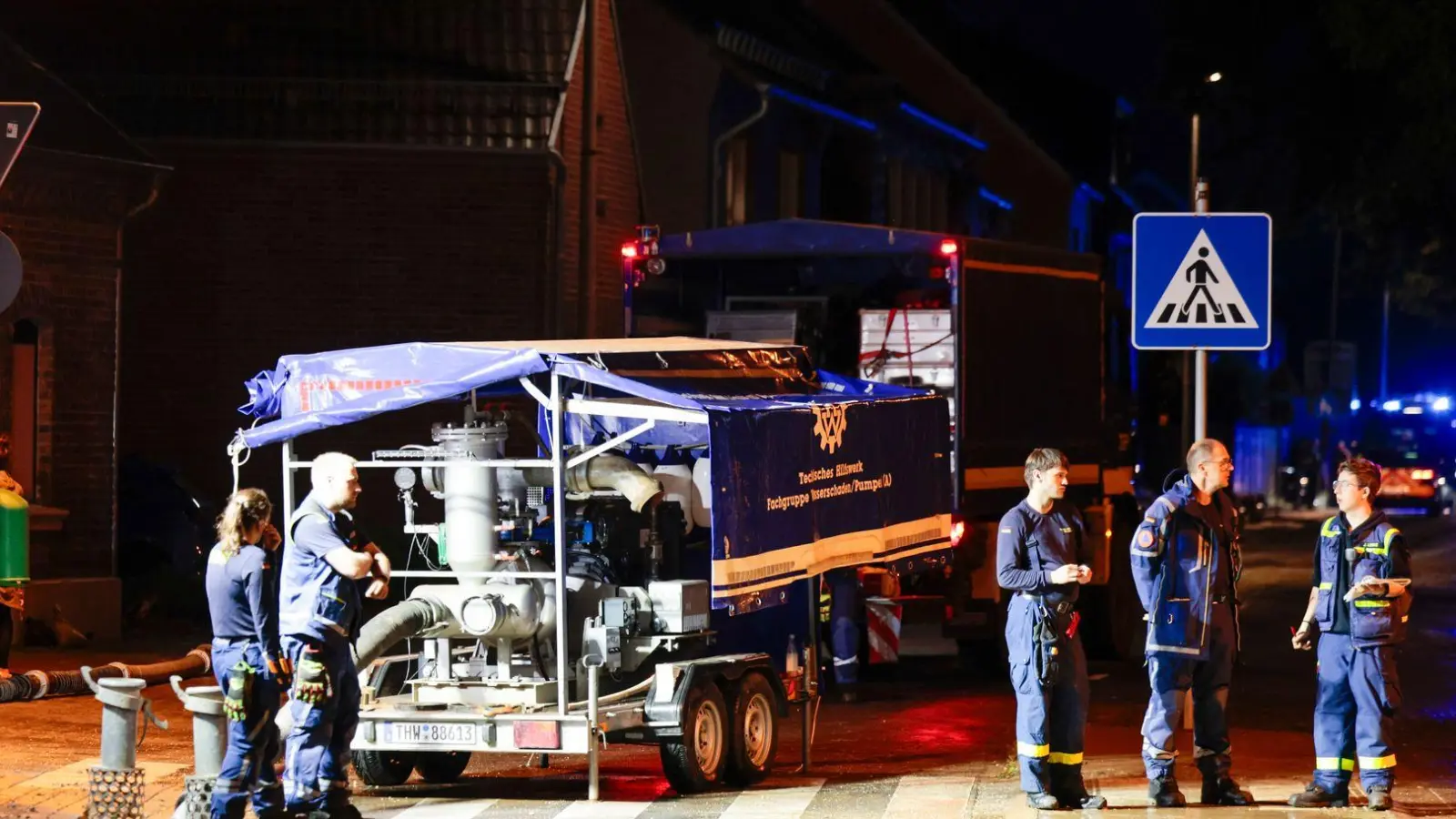 Auch in Erftstadt im Rhein-Erft-Kreis gab es zahlreiche Einsätze für die Rettungskräfte.  (Foto: Thomas Banneyer/dpa)