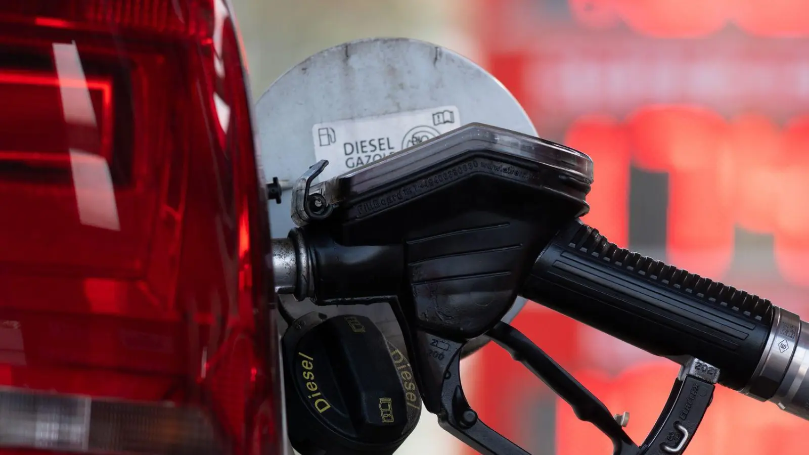 Der Tankrabatt kommt. (Symbolbild) (Foto: Sebastian Kahnert/dpa)