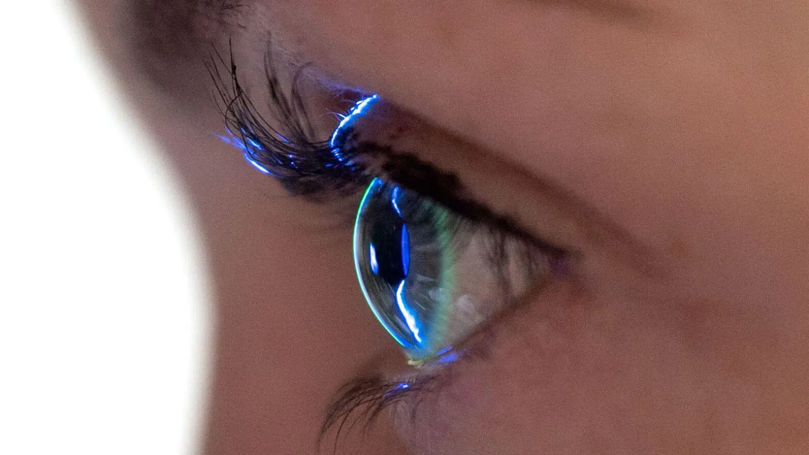 Fremdkörper im Auge? Vorsichtig ausspülen oder doch zum Arzt – es kommt drauf an. (Foto: Marijan Murat/dpa/dpa-tmn)