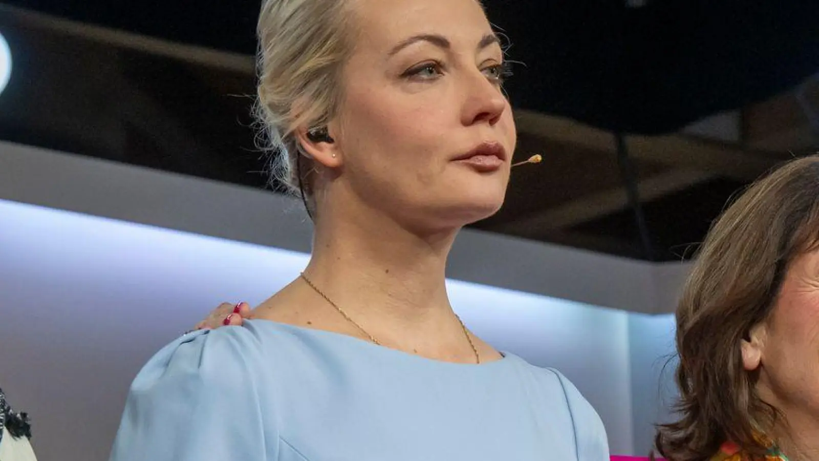 Vor zwei Jahren erhielt Julia Nawalnaja in Bayern ebenfalls einen preis: Auf dem Ludwig-Erhard-Gipfel am Tegernsee wurde ihr von Friedrich Merz der Freiheitspreis der Medien überreicht. (Archivbild) (Foto: Peter Kneffel/dpa)