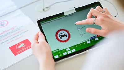 In mehr als jedem dritten Fall kamen Gadgets wie etwa Mini-Kameras oder kleine Ohrhörer zum Einsatz. (Symbolbild) (Foto: Sebastian Gollnow/dpa)