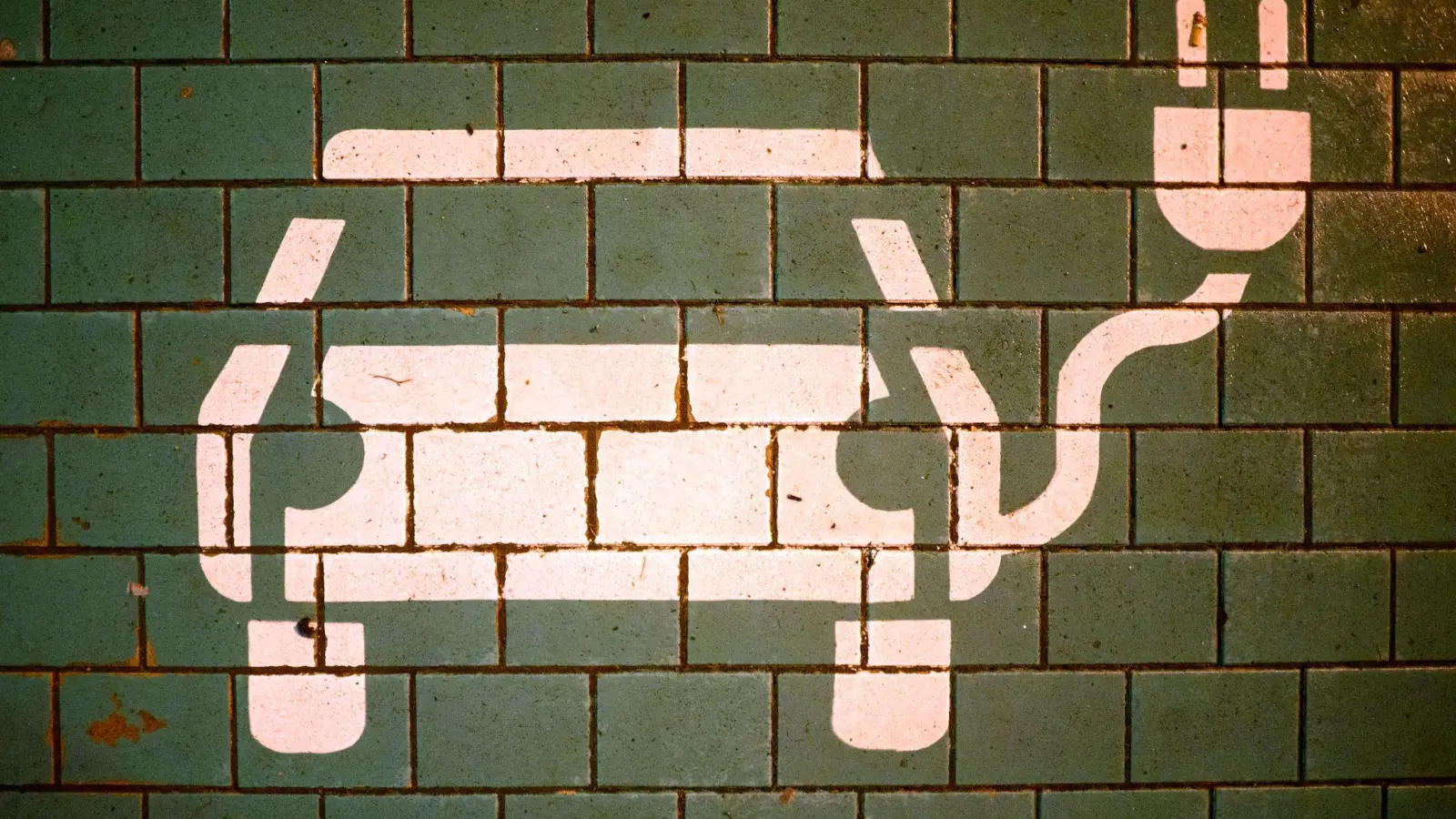 Der E-Auto-Absatz hat zuletzt angezogen. (Foto: Julian Stratenschulte/dpa)