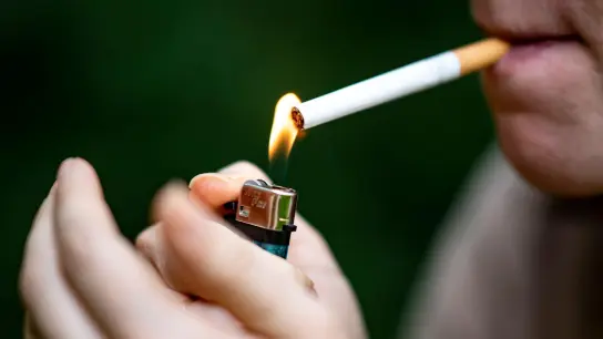 Forsa-Umfrage: Jeder vierte Raucher rauchte in den vergangenen Monaten häufiger oder hatte erst kürzlich mit dem Tabakkonsum angefangen. (Foto: Fabian Sommer/dpa)