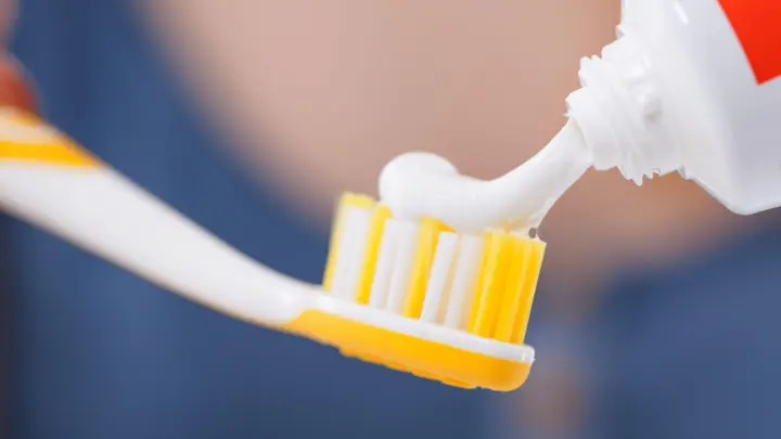 Mit der richtigen Zahnpasta hin zu weißeren Zähnen? Fachleute sind da skeptisch. (Foto: Christin Klose/dpa-tmn)