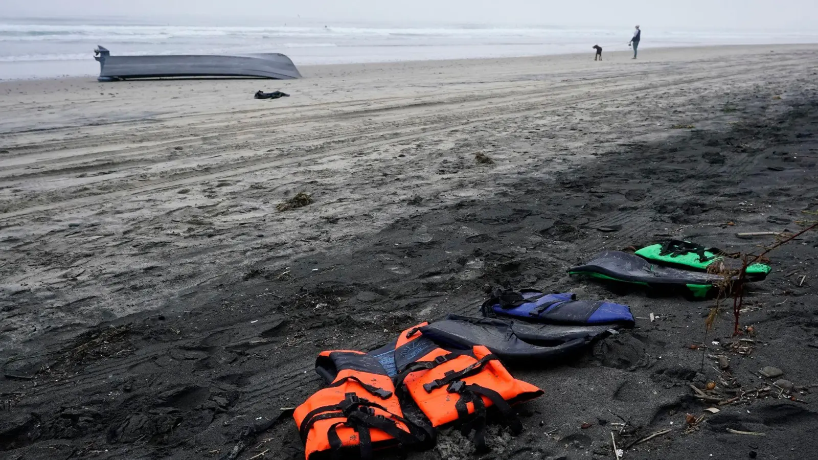 Rettungswesten und ein Boot liegen auf dem Blacks Beach bei San Diego. (Foto: Gregory Bull/AP)