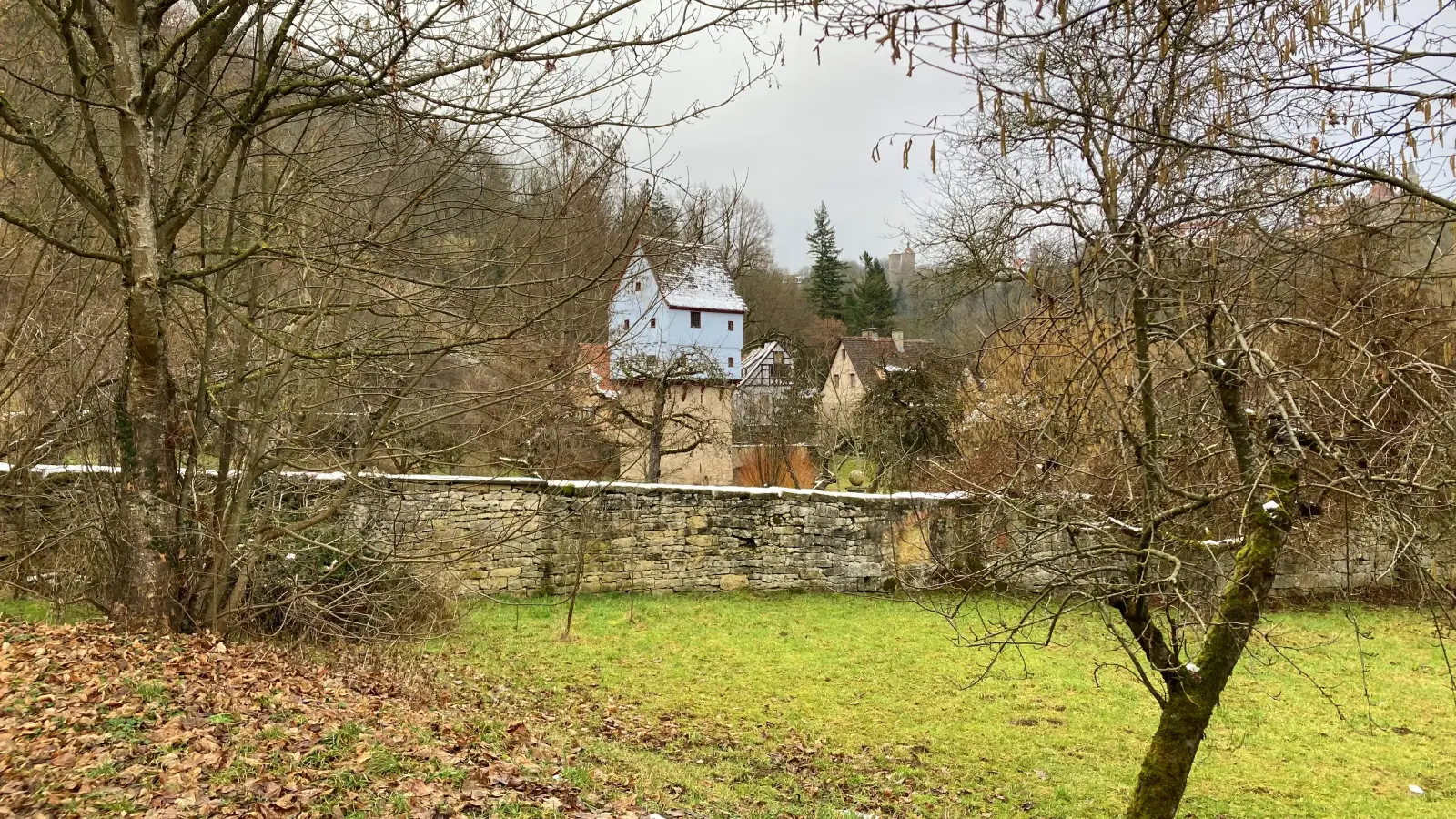 Heinrich Toppler ließ sich im Taubertal ein Schlösschen bauen. Das auf einem Steinsockel thronende Gebäude zählt heute zu den großen Touristenattraktionen in der Umgebung der Altstadt. Foto: Clarissa Kleinschrot
