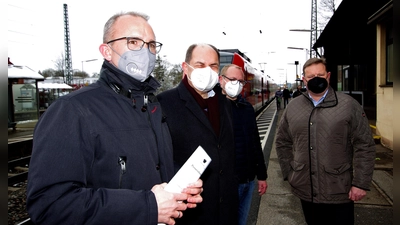 2022 informierte Ex-Bundesminister und Noch-Bahn-Aufsichtsrat Christian Schmidt (CSU, 2. von links) seine Parteifreunde – darunter seinen Nachfolger im Bundestag Tobias Winkler (links), Fürths dritten Bürgermeister Dietmar Helm (rechts) und Max Ammon, Fraktionschef im Stadtrat Fürth (Dritter von links), über den offenbar bevorstehenden Planungsauftrag an die Bahn. Doch wie sieht es aktuell aus?  (Archivbild: Heinz Wraneschitz)