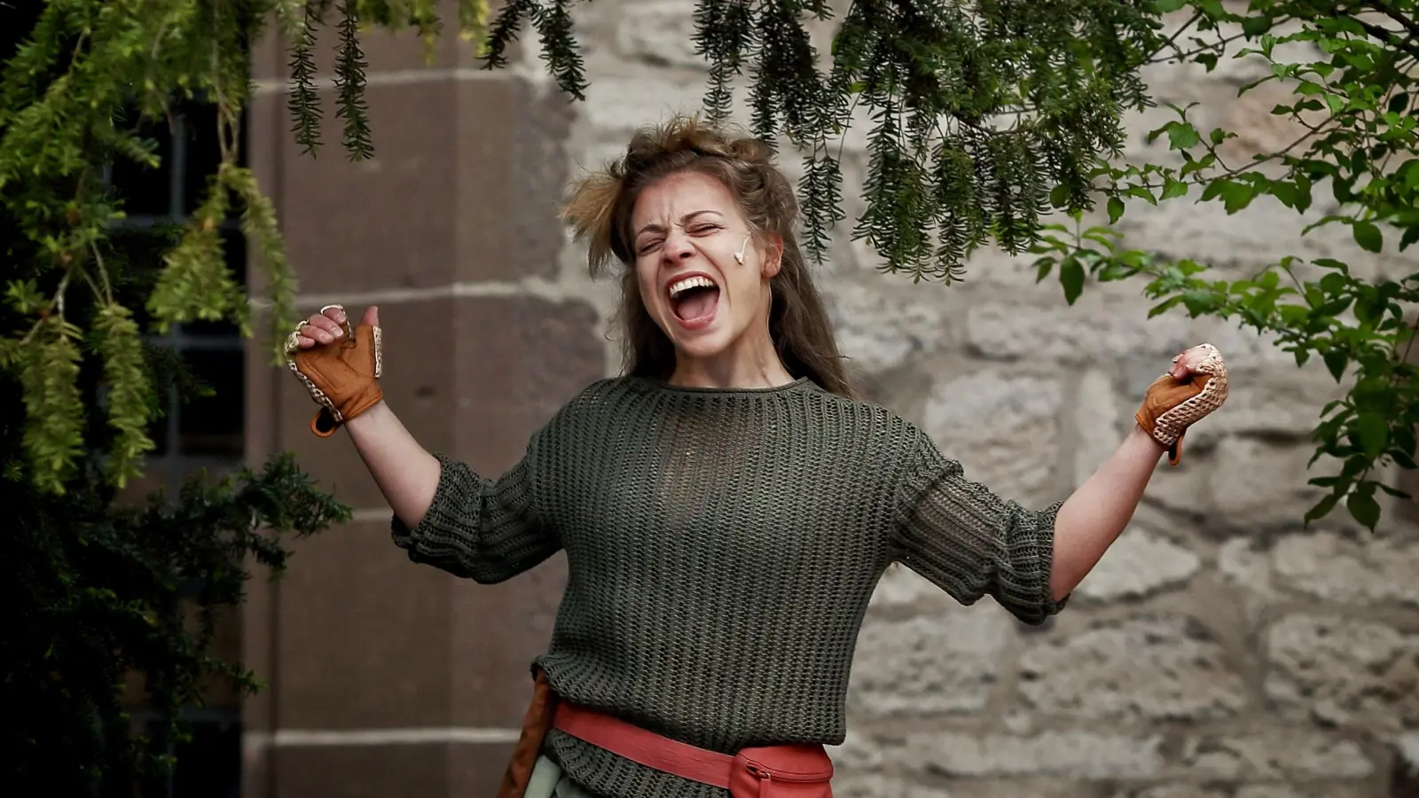 Begrüßt den Frühling mit einem kräftigen Schrei: Juliane Krug als Ronja in „Ronja Räubertochter”. (Foto: Thomas Wirth)