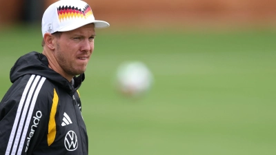 Julian Nagelsmann schaut beim DFB-Training ganz genau hin.  (Foto: Jan Woitas/dpa)