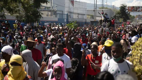 Fabrikarbeiter fordern höhere Löhne am ersten Tag eines dreitägigen Streiks in Port-Au-Prince. (Foto: Odelyn Joseph/AP/dpa)