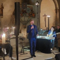 David Lugert, Frontmann der A-Capella-Formation Viva Voce, gastierte zum mutmaßlich letzten Kerzenscheinkonzert in Münchsteinach mit einem Solo-Programm.  (Foto: Sandra Buchwald)