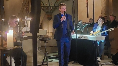 David Lugert, Frontmann der A-Capella-Formation Viva Voce, gastierte zum mutmaßlich letzten Kerzenscheinkonzert in Münchsteinach mit einem Solo-Programm.  (Foto: Sandra Buchwald)