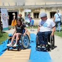 Mitglieder des Mittelfränkischen Behindertenrats sind wieder mit einem Rollstuhlparcours <br>und Aktivstationen beim Kinderfest vertreten.  (Foto: Christine Berger)
