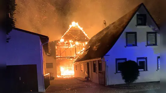 In der Nacht zum Sonntag kam es in Geckenheim bei Weigenheim (Landkreis Neustadt/Aisch-Bad Windsheim) zu einem Großbrand. Mehrere Gebäude stürzten ein.  (Foto: NEWS5 / Weddig)
