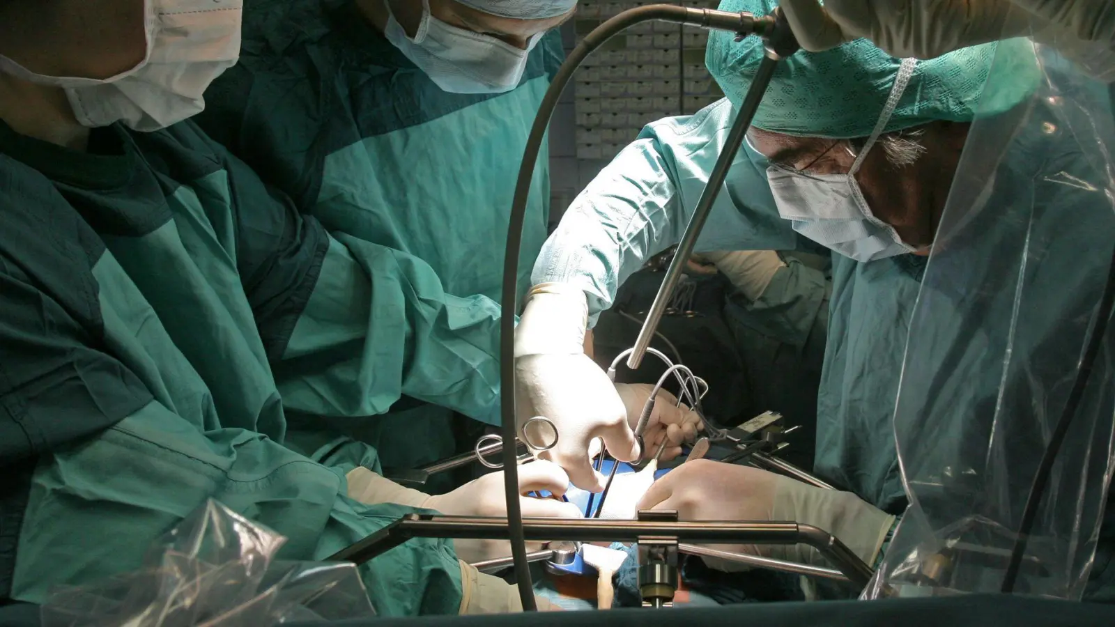 In Deutschland warten über 8.000 Menschen auf eine Organspende, vielfach schon seit Jahren. (Foto: Jan-Peter Kasper/dpa-Zentralbild/dpa)