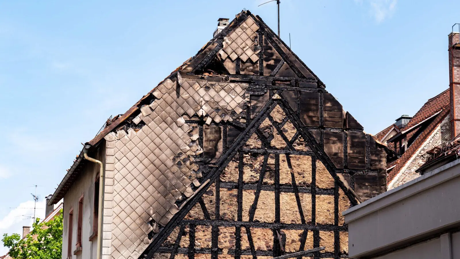 Nach dem Großbrand in der Innenstadt von Villingen sind die Häuser zunächst nicht mehr bewohnbar, zwei der sechs Gebäude sind zum Teil eingestürzt. (Foto: Joshua Rzepka/onw-images/dpa)