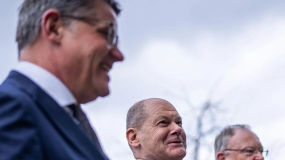 Hessens Ministerpräsident Boris Rhein (CDU, l-r), Bundeskanzler Olaf Scholz (SPD) und Niedersachsens Ministerpräsident Stephan Weil gehen zur Sitzung der Ministerpräsidentenkonferenz (MPK) in Berlin. (Foto: Michael Kappeler/dpa)