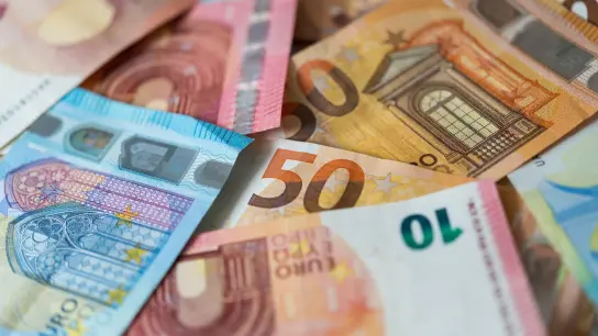 Euro-Banknoten: Alles wird teurer, und die Bundesbank erwartet eine Rezession. (Foto: Monika Skolimowska/dpa-Zentralbild/dpa)