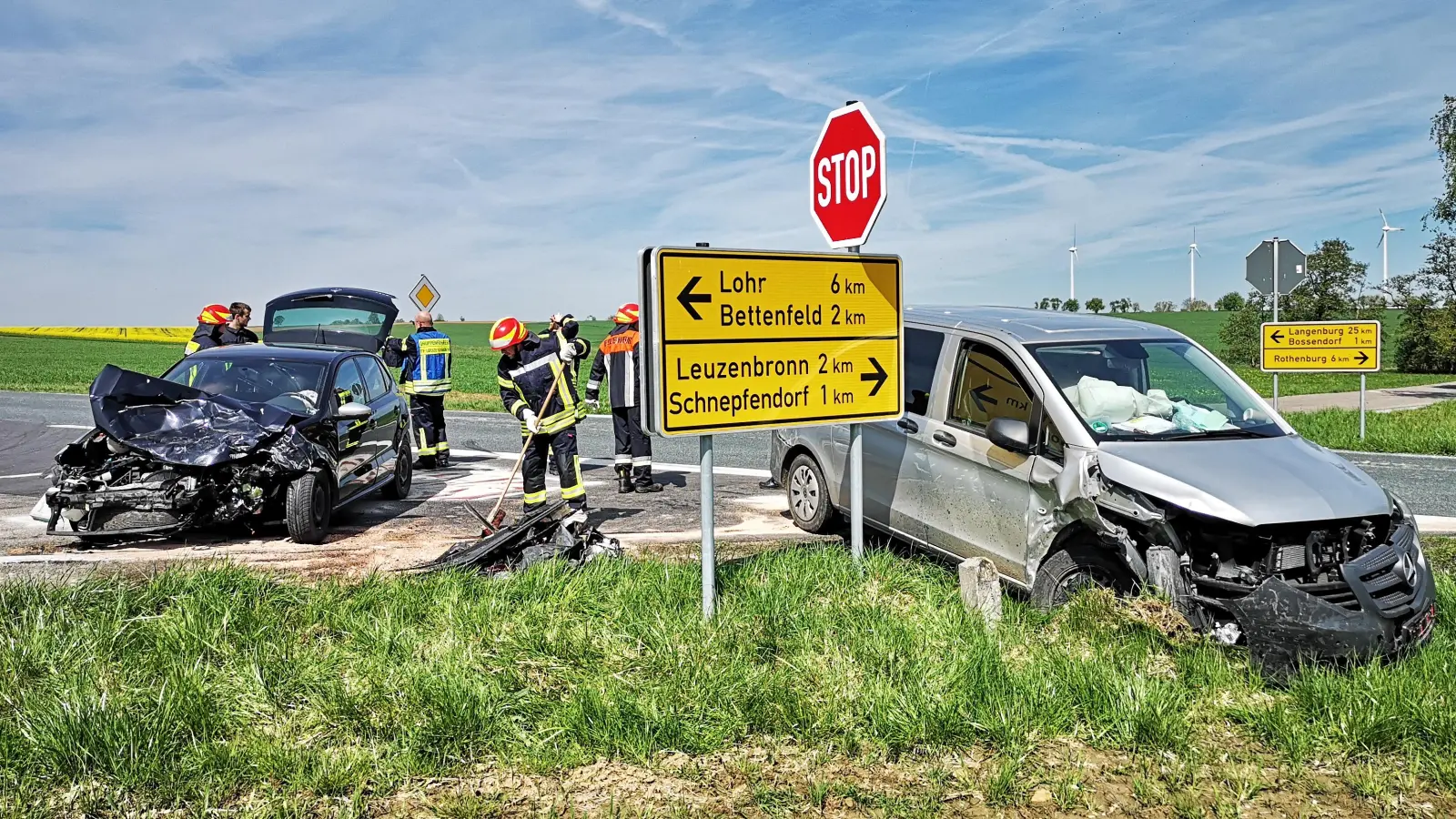 An der Schnepfendorfer Kreuzung westlich von Rothenburg hat es wieder einmal heftig gekracht. Drei Personen wurden leicht verletzt. Die Polizei geht von einem Sachschaden in Höhe von 35.000 Euro aus. (Foto: Jürgen Binder)