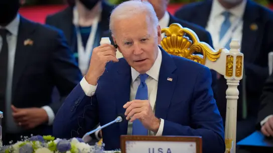 Joe Biden setzt seinen Kopfhörer ein. (Foto: Vincent Thian/AP/dpa)