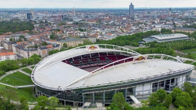 Die Red Bull Arena liegt im Kessel des alten Zentralstadions - die grünen Wälle machen deutlich, wie groß dieser Bau einst war. (Foto: Jan Woitas/dpa)