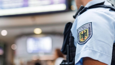 Ein Polizist steht in der Eingangshalle im Nürnberger Hauptbahnhof. (Foto: Daniel Karmann/dpa)