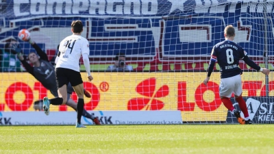Kiels Alexander Mühling (r) trifft per Strafstoß zum 1:0 für Holstein Kiel gegen den FC Indolstadt. (Foto: Frank Molter/dpa)