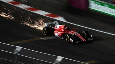 Ferrari-Pilot Carlos Sainz war über die defekte Abdeckung eines Wasserschachts gerast. (Foto: John Locher/AP)