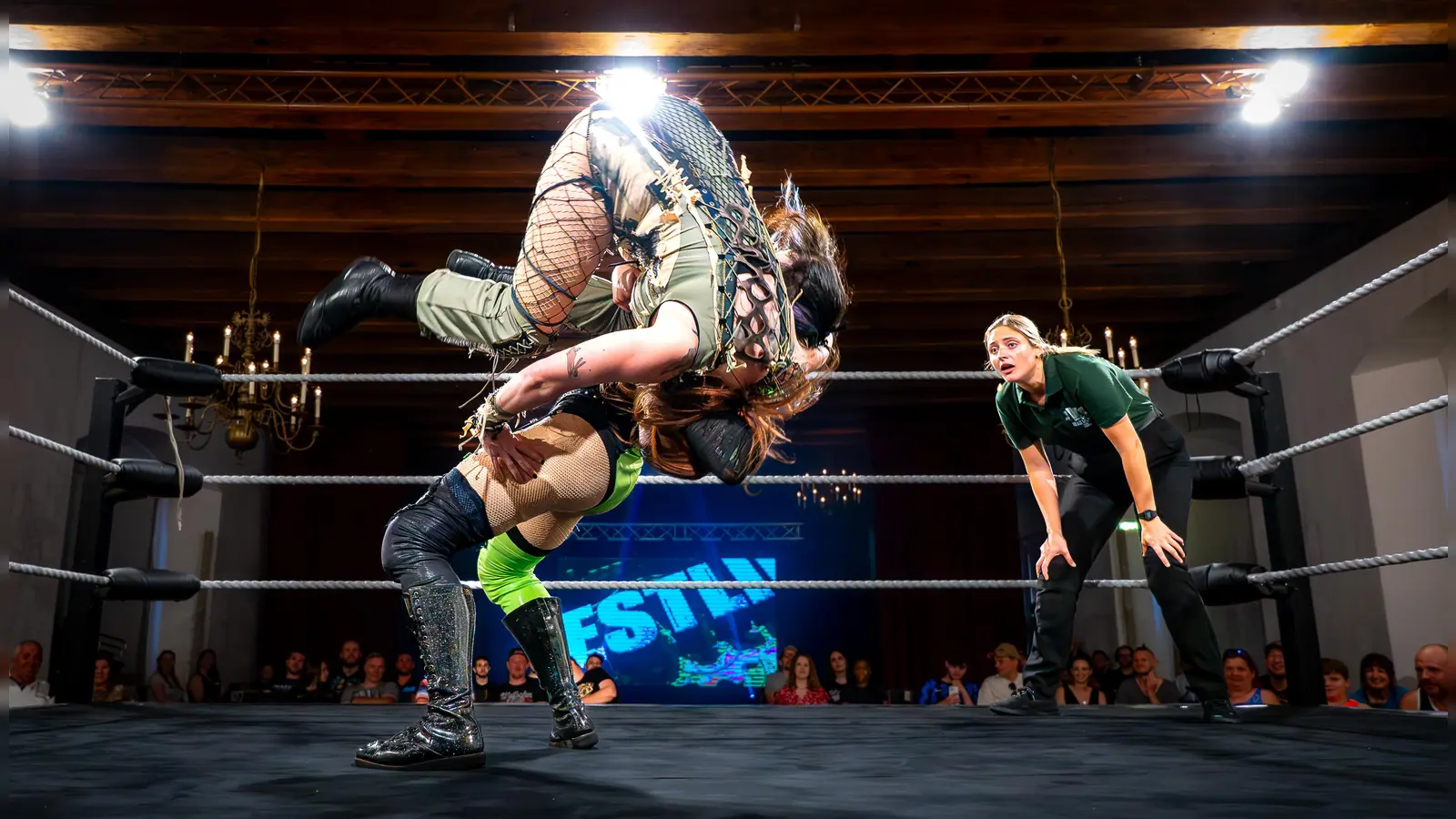 Viele spektakuläre Einlagen waren bei den Show-Kämpfen der Wrestling-Stars in der Dinkelsbühler Schranne zu sehen. (Foto: IWI Wrestling/Harald Capek)