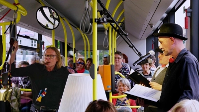 Auf literarischer Busfahrt in Ansbach: der Musiker Yogo Pausch (links) und die Schauspieler Robert Arnold (rechts) und Niklas Schüler (hinter ihm). (Foto: Elke Walter)