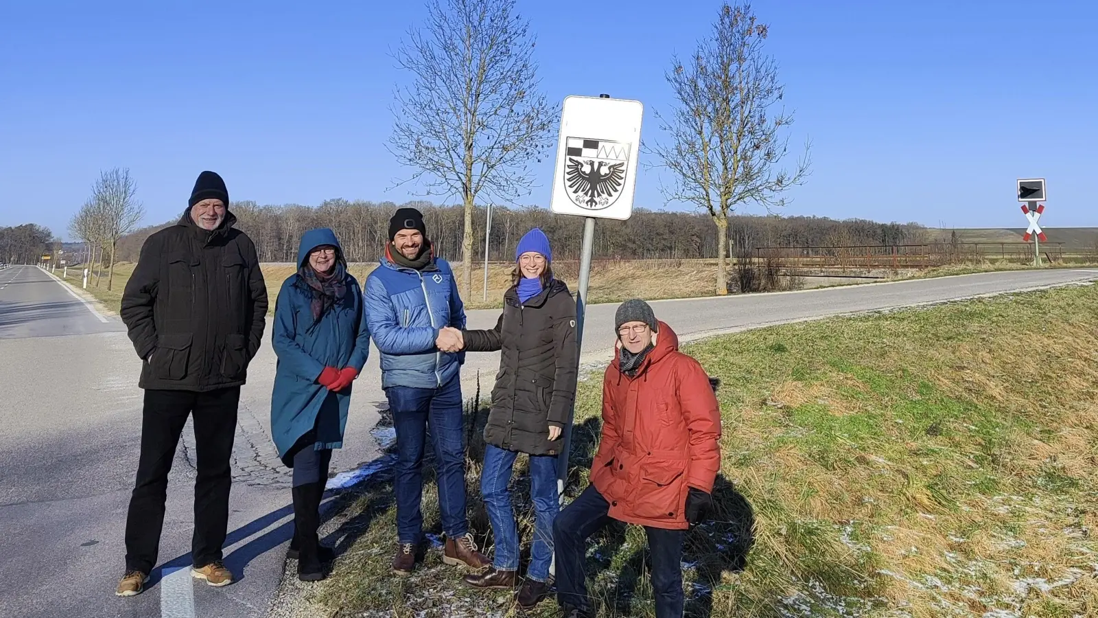 Andreas Braun, die Wassertrüdinger Grünen-Stadträtin Brigitte Mahnke, MdL Martin Stümpfig, MdL Eva Lettenbauer und Albrecht Röttger (Grüne Nürnberg) an der Landkreisgrenze. Sie machen sich dafür stark, dass Wassertrüdingen künftig Kein Sackbahnhof wird. (Foto: Büro Lettenbauer)