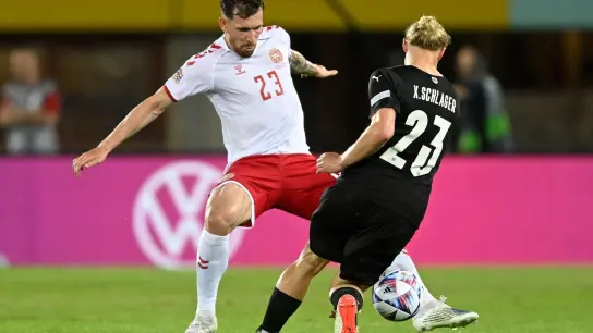 Dänemarks Pierre-Emile Hojbjerg (l) und Österreichs Xaver Schlager kämpfen um den Ball. (Foto: Andreas Schaad/AP/dpa)