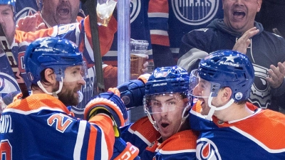 Leon Draisaitl (l) erzielte zwei Treffer für die Edmonton Oilers. (Foto: Jason Franson/The Canadian Press via AP/dpa)