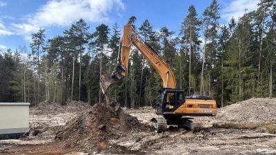 Derzeit laufen die Erdarbeiten, in wenigen Monaten soll in einem Waldstück bei Langenloh dann der Wetterradarturm stehen. (Foto: Florian Pöhlmann)