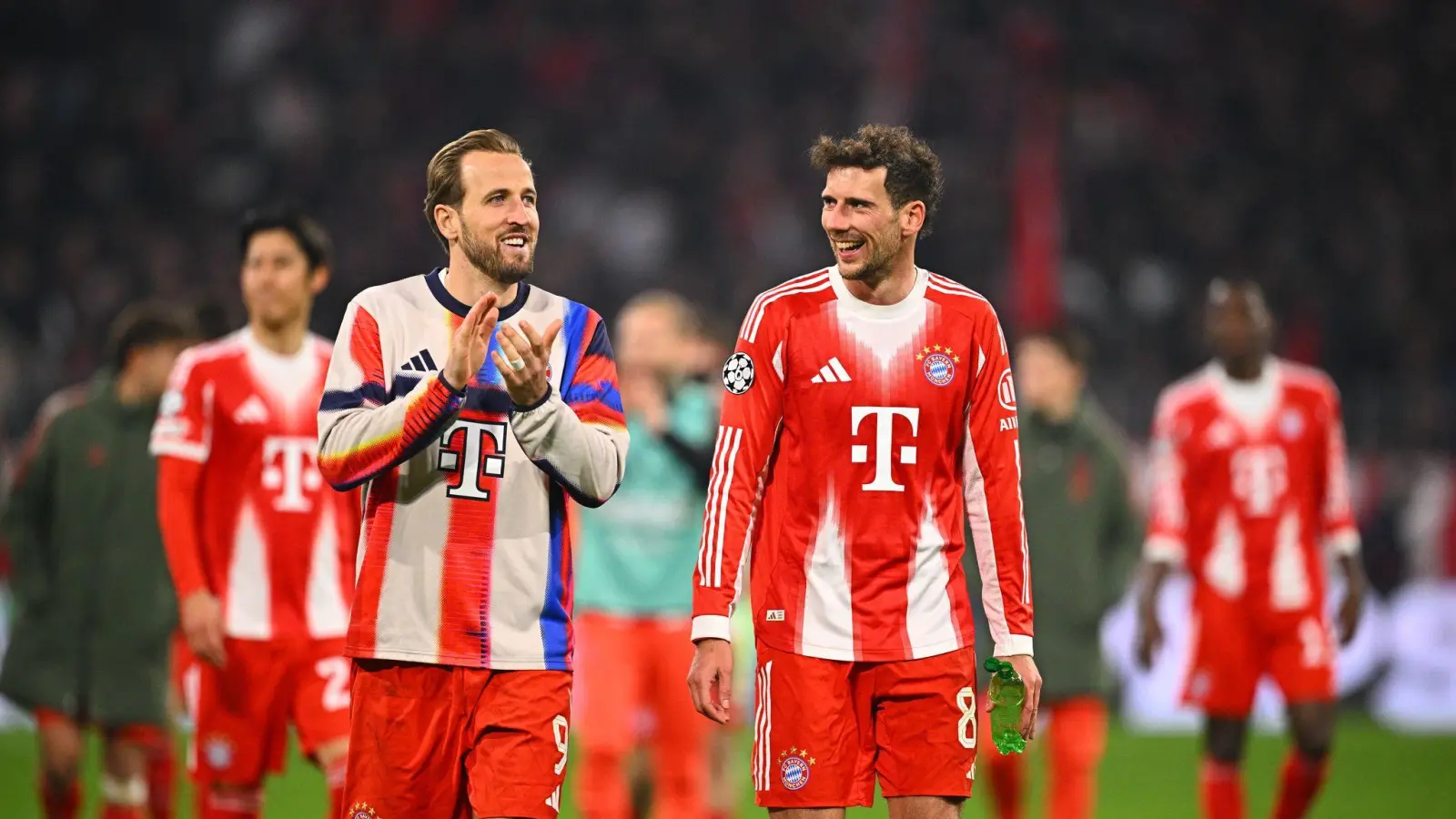 Harry Kane (l) freut sich auf Real Madrid. (Foto: Tom Weller/dpa)