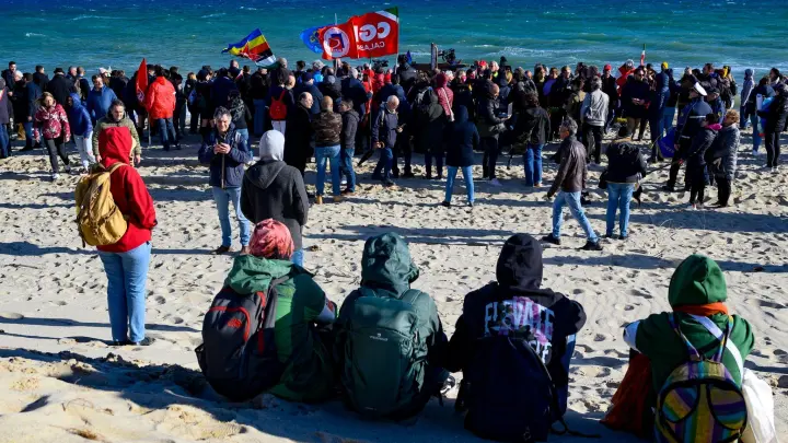 Nachdem vor rund zwei Wochen Dutzende Menschen im Mittelmeer ertrunken sind - möglicherweise, weil die italienische Küstenwache zu spät reagierte - gibt es in Kalabrien eine Demonstration gegen das Sterben im Mittelmeer. (Foto: Valeria Ferraro/AP/dpa)