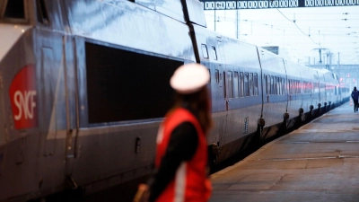 Mit einem Leitfaden mit Bekleidungs- und Schminktipps hat Frankreichs Bahn sich Ärger mit der Gewerkschaft eingehandelt. (Archivbild) (Foto: Christophe Ena/AP/dpa)