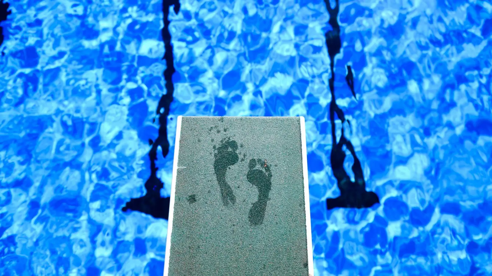 Sicherheit im Freibad für alle - das ist das Ziel. (Foto: Julian Stratenschulte/dpa)