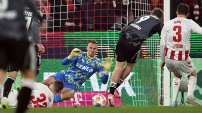 Frankfurts Jonathan Burkardt trifft zum 4:1 (Foto: Federico Gambarini/dpa)